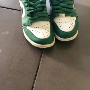 Nike Jordan 1 low green - Använda en del men är fortfarande i bruksskick! Ny pris 4499kr på merch. 