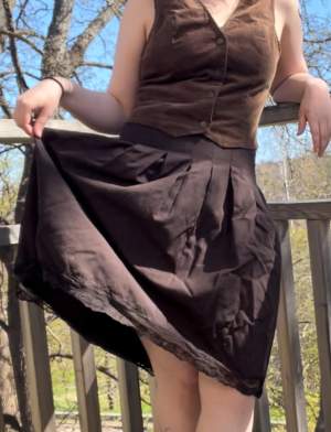  En super söt bruk kjol som tyvärr inte kommer till användning då det inte är min stil längre.  I nyskick, men skulle nog också se lite finare ut om man ger den lite kärlek och stryker den.  Dragkedja finns i sidan av kjolen