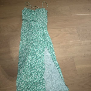 Super fin sommar klänning  - Super fin klänning knappat använd i storlek S den är lite liten i midjan men banden är justerbara och har en dragkedja i sidan, ett fint slitt på sidan som är lagom högt. Klänningen är bara skrynklig annars är det inget annat skumt med den 