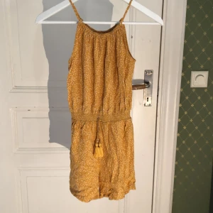 Orange byxdress  - En fin byxdress som passar bra till sommaren med bra skick 💗Byxdressen är sällan använd.