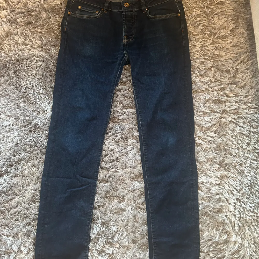 Snygga mörkblå jeans i strl 34/32 Säljer för 200 kr + frakt (tillkommer). Jeans & Byxor.