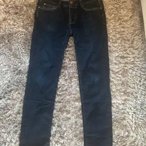 Snygga mörkblå jeans i strl 34/32 Säljer för 200 kr + frakt (tillkommer)