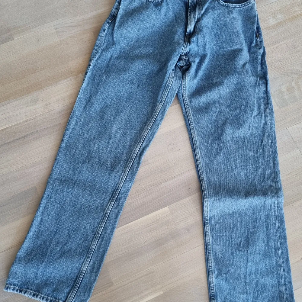 Snygga blå jeans från Vailent, köpta på Carlings. Modellen heter VD Skate Loose light blue. Mycket fint skick.. Jeans & Byxor.