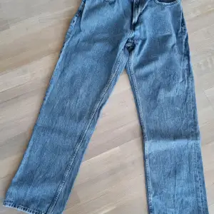 Snygga blå jeans från Vailent, köpta på Carlings. Modellen heter VD Skate Loose light blue. Mycket fint skick.