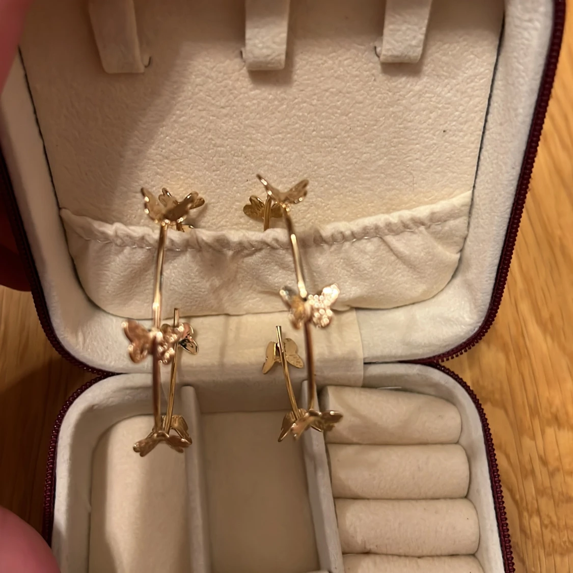 Smala hoops med fjärilar