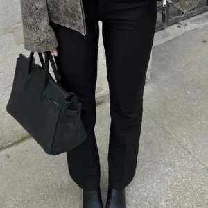 Dressade kostymbyxor  - Dressade kostymbyxor med medelhög midja i storlek 36. Perfekt längd på mig som är 174 cm lång. Använd mycket men jättefint skick utan defekter. Skriv för fler bilder!