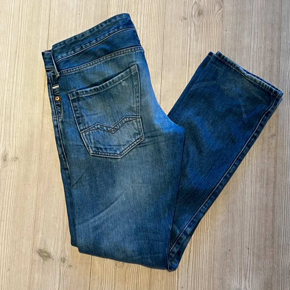Säljer nu dessa feta replay jeans, väldigt bra skick, använda få gånger, storlek 32/32.  Tveka inte att höra av er vid minsta fundering! skickar gärna fler bilder🙏pris kan också diskuteras.. Jeans & Byxor.