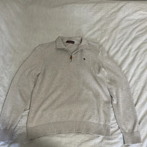 Morris half zip - Morris half zip i färgen beige, har använt den hyfsat mycket men den har inga skador eller nått liknande. Nypris 1700kr, har kvitto kvar om man vill se. Djur och rökfritt hem.