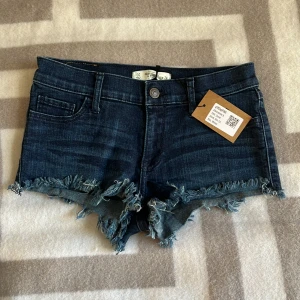 Jättesnygga lågmidjade jeanssjorts - Jag säljer detta jättefina lågmidjade jenasshorts pga att de var förstora💕