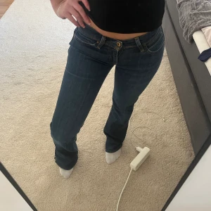 Vintage Levis lågmidjade jeans  - Säljer dessa otroligt fina Levis jeansen!! Super fina!🩵