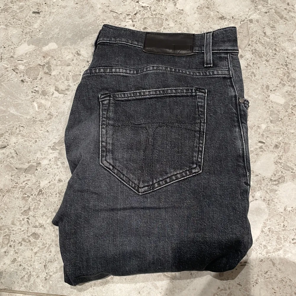 Hej! Vi säljer nu ett par riktigt snygga tiger of Sweden jeans | Strl: 30/32 Retail: ca 1700kr Skick: 9/10 | För ytterligare frågor är det bara att skriva ✍️✍️. Jeans & Byxor.