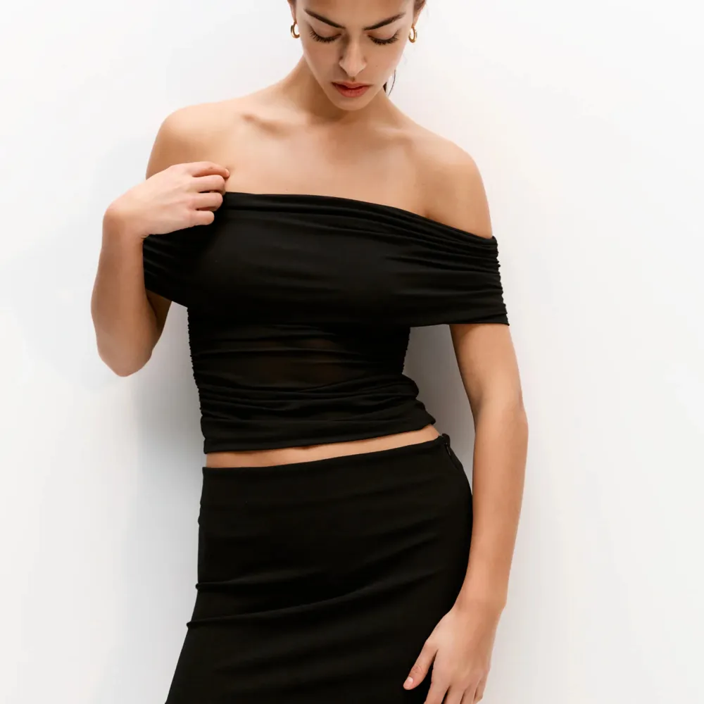 Säljer en basic svart kjol som är jätte fin på kroppen. Köpte för 100 men buda. Änvänder inte för att den e för stor. Från Gina tricot. Kjolar.