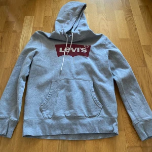Hoodie - Levishoodie som knappt är använd! Köparen står för frakt. 