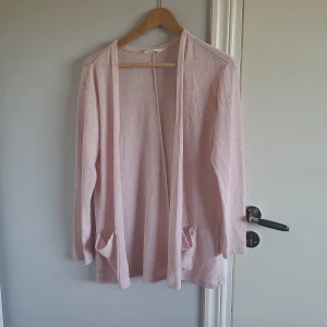 Rosa kofta - Rosa finstickad kofta säljs till nedsatt pris!🥰 mycket fin, har dock lite defekter i form av trådar som lossat💓 skriv om du har frågor!