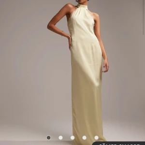 Balklänning - Gul ärmlös långklänning perfekt till bal och liknande 🌼 Storlek 36. Aldrig använd, lappar kvar  Säljer pga att jag missade att returnera i tid. Slutsåld på hemsidan Nypris 1179kr