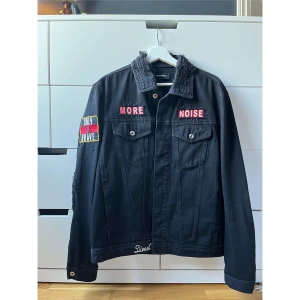 Jeansjacka Diesel - Ascool jeansjacka från Diesel. Använd endast 3-4 ggr, nästan nyskick! Storlek M. Nypris ca 3500kr.