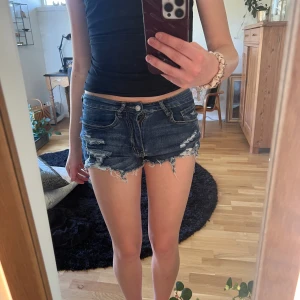 Jeans shorts  - Säljer lågmidjade shorts från shein. Perfekta till sommaren och passar till alla outfits❤️ kom privat för fler bilder eller frågor 