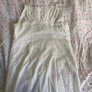 En jättesöt vit klänning som aldrig är använd och har lappen kvar. Den är från pull and bear. Det står XS. Jag skulle dock uppskatta att den passar en person med storlek 30 eller barnstorlek ca 150 cm och liten byst
