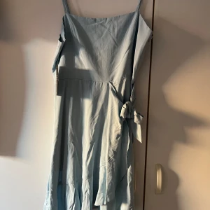 Lätt klänning  - Fin ljusblå klänning, fin inför sommaren! Oanvänd! 