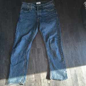 Blåa Jack and Jones jeans - I nytt skick. Använda fåtal gånger och säljes pga för små