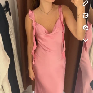 Sommar klänning - Fin klänning, med prislapp på🌸passar perfekt till sommaren. Skicka privat för mer info💓 slut i butik och hemsida💓