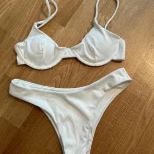Bikini  - Jag är i vanliga fall S i bikini så denna var en aning tajt men funkade ändå :)