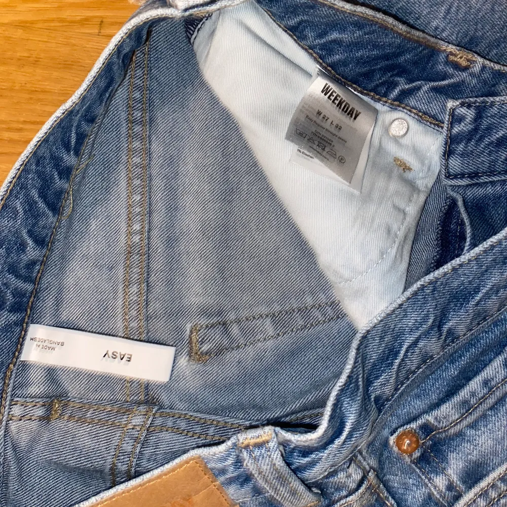 Snygga Weekday jeans modellen Easy. Använder inte därfav säljs dem!✅. Jeans & Byxor.