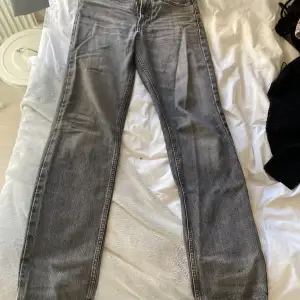 Snygga gråa jeans från zara. Modellen är midrise och har slitningar nertill. Passar Mig som är 170. Storlek 36