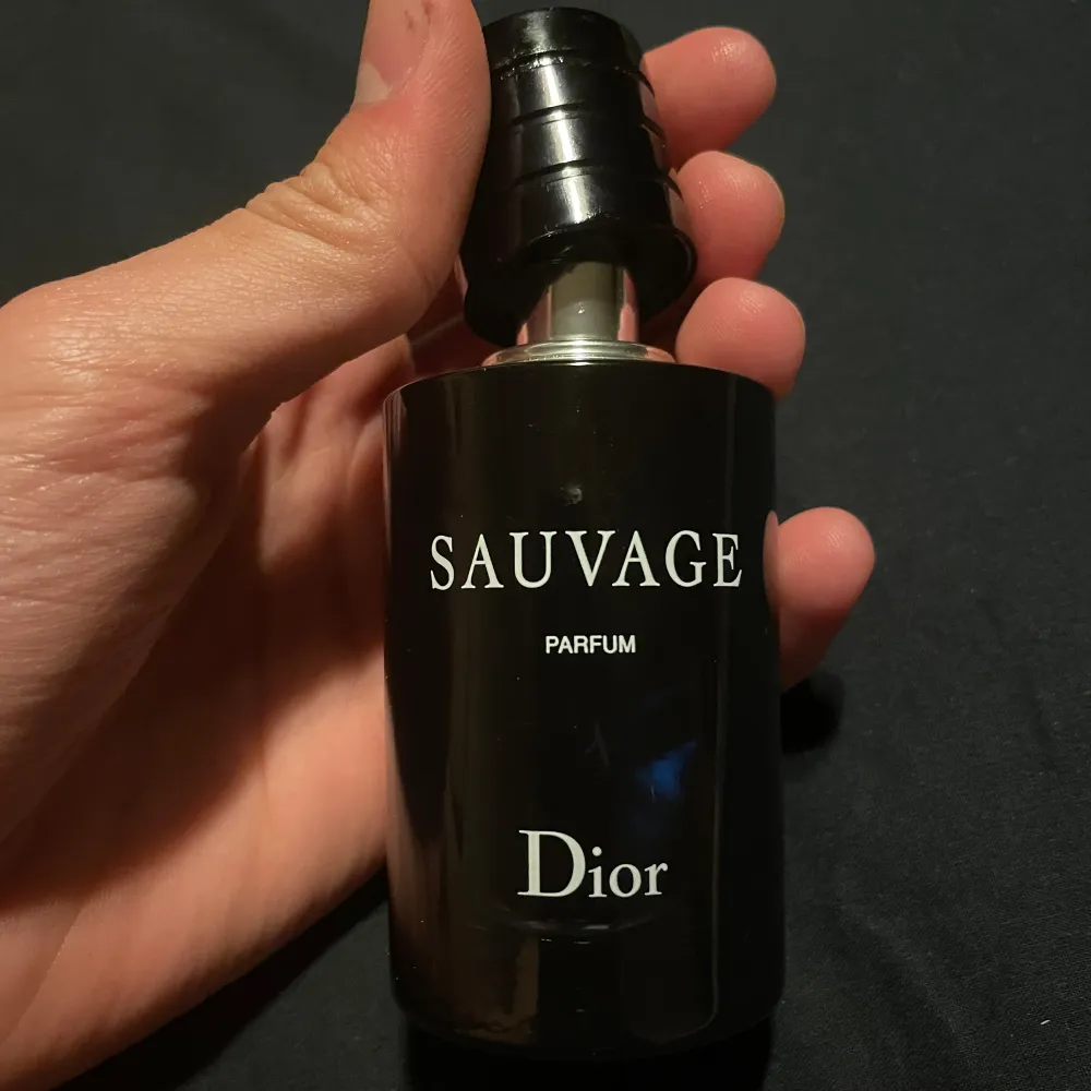 Dior Sauvage (parfum) parfym, 100% äkta. Den har ungefär 25ml av 60ml kvar. Nypris för 60ml på kicks är ungefär 1200. Parfymen funkar så bra på sommaren. Priset kan diskuteras vid snabb affär.. Övrigt.