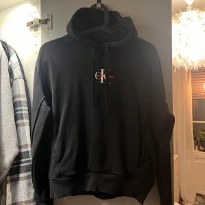 Calvin Klein hoodie - En kortare modell på hoodie.  Använd 1-2 gånger så i ett väldigt fint skick:)