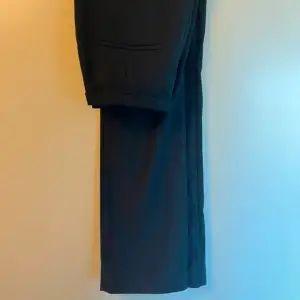Svarta kostymbyxor från H&M, endast använda ett fåtal gånger! Midwaist