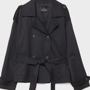 Kort trenchcoat  - Så sjukt snygg men kom tyvärr inte till användning, köptes för 1 månad sen❣️