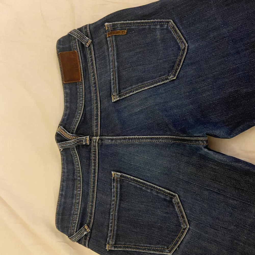 Lågmidjade jeans i nyskick  Står ingen storlek men skulle säga xs❤️ Midjemått: 36 cm Innebenslängd: 78 cm. Jeans & Byxor.