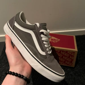 Grå Vans skor  - Säljer dessa riktigt snygga Vans skor i ny skick. Då dom inte kommer till användning. Vid fler frågor är det bara att höra av sig och vid snabb affär kan priset diskuteras. 