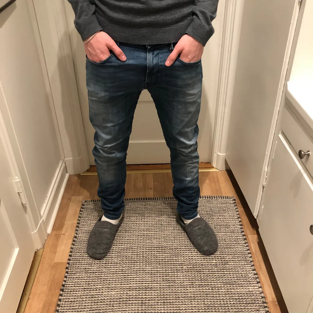 Jeans från replay i mycket bra skick-Storlek W33 L34-modellen är Anbass-killen på bilden är 182-kom dm om du har några funderingar . Jeans & Byxor.