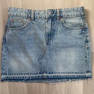  superfin lågmidjad jeans kjol med fina detaljer! Perfekt till nu när det börjar bli varmare☀️ Nyttskick!💗