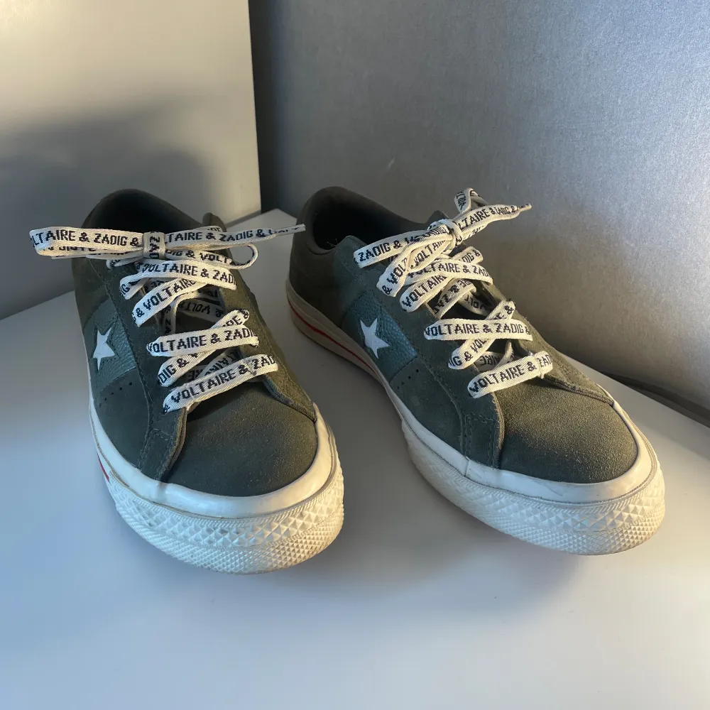 Säljer mina unika converse sneakers med Zadig Voltaire skosnöre. De är knappt använda🌟. Skor.