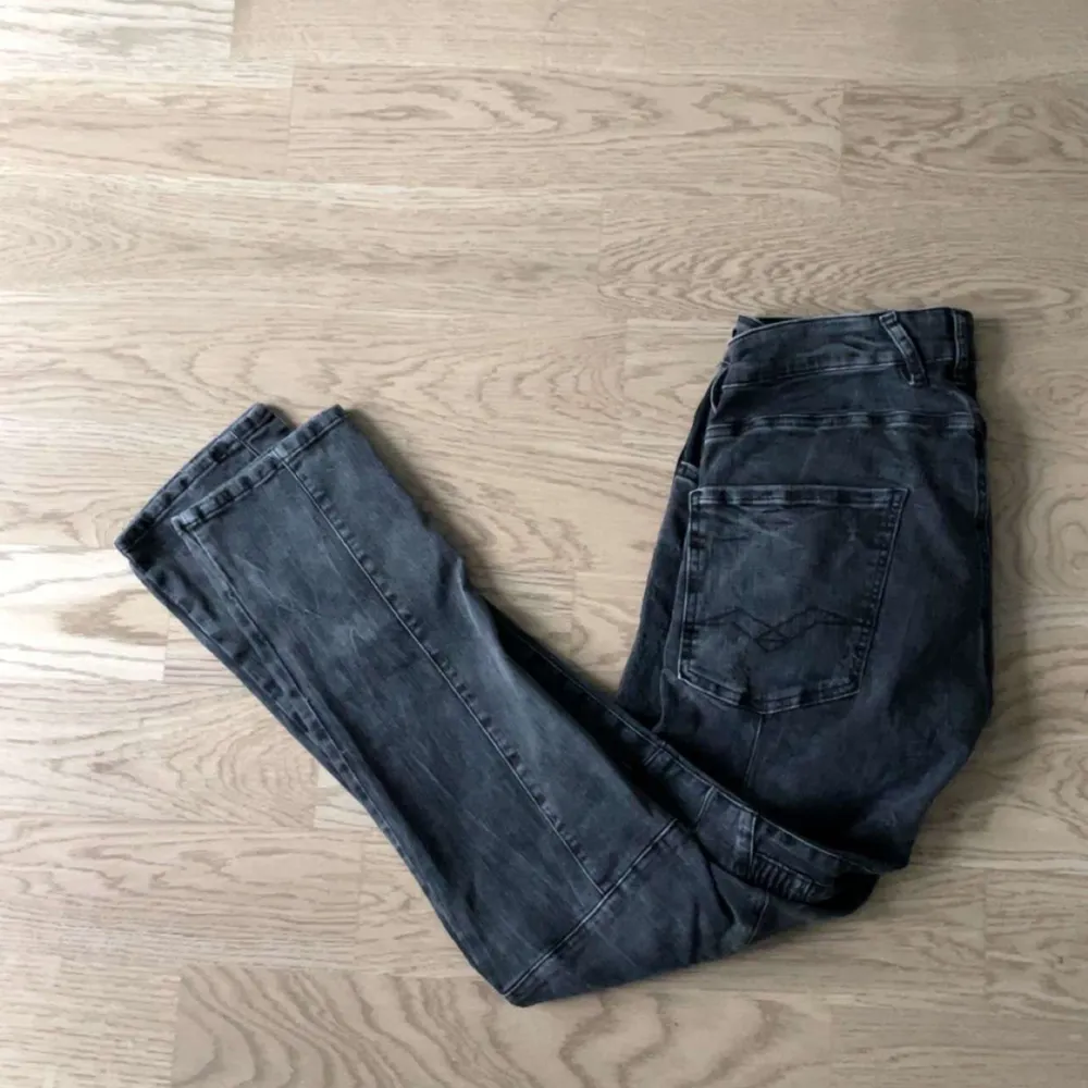 🔵 säljer dessa Replay beat up jeans, de är knappt använda och är i bra skick, hör av er vid funderingar 🤝. Jeans & Byxor.