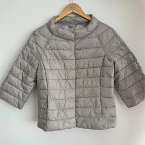 Trekvartsärmad jacka - En beige jättepopulär trekvartsärmad jacka, jättefint skick. Storlek M men passar även S.