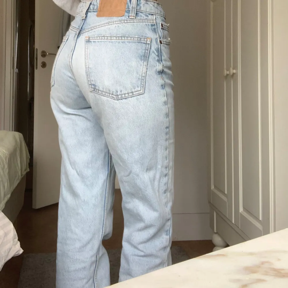 Ett par jättesnygga ljusblå jeans från Zara i deras ”midwaist straight leg” modell! Använt skick🌸. Jeans & Byxor.