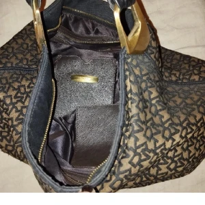 DKNY väska hobo - DKNY väska köpt på NK fint skick ii nga fläckar eller dyl hel och ren 