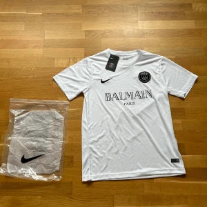 PSG x Balmain fotbollströja - Vit Paris Saint Germain x Balmain fotbollströja från säsongen 22/23. Storlek M. Tröjan är 10/10 skick då jag bara har provat den. Skriv vid funderingar.