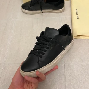 Arigato skor - Ett par arigatos i modellen clean 90. Storlek 43, nypris 2500kr. Skorna är i riktigt fint skick 9./10 dustbag och låda ingår såklart. Hör gärna av dig vid fragor o funderingar// Fashion recell.