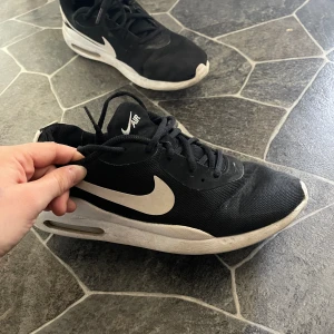 Nike air - Säljer mina nike air skor. Dem är väl använda men väldigt sköna och snygga. 