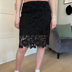 Svart minikjol - Svart kjol med spets. Figurnära