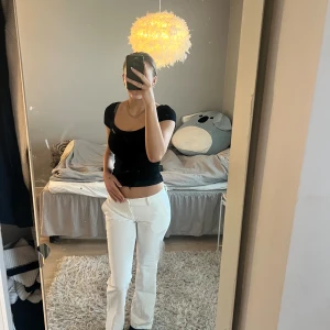 Kostymbyxa low waist - Säljer dessa knappt använda low waist kostymbyxor från bikbok med en slits där nere, storlek 38 men passar mig som vanligtvis bär 36, jag är 168 cm! Nypris 500🤍🤍💕