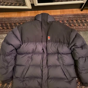 Fjällräven jacka - Fin jacka i nyskick, nästan aldrig använd! Luva tillkommer men kan även tas av!Tar bud och om ni har fler frågor är de bara att skicka ett PM:)Priset är inte hugget i sten