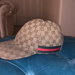 Gucci keps  - Tjena säljer min Gucci keps storlek m men passar även L och S efter som du kan göra den mindre och om du vill större för de en Stor Size om ni har några feta byten emot kepsen de accepteras bara skicka bild😁