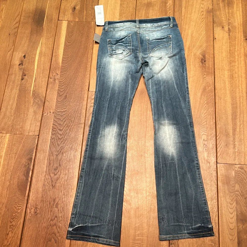 Jätte snygga lågmidjade Bootcut jeans ifrån Tally Weijl. Säljer då den är lite för långa för mig. . Jeans & Byxor.