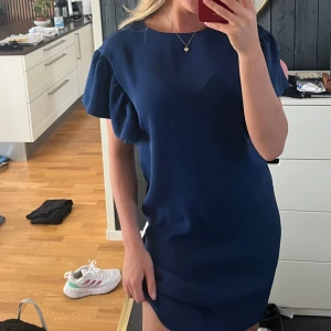 Mörklblå klänning  - Perfekt klänning för festligheter i sommar, ibland har jag haft den med band i midjan fint det med, puffiga ärmar och i bra skick💕